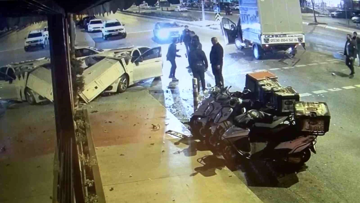 Ataşehir\'de kamyonet sürücüsünün dikkatsizliği kazaya neden oldu