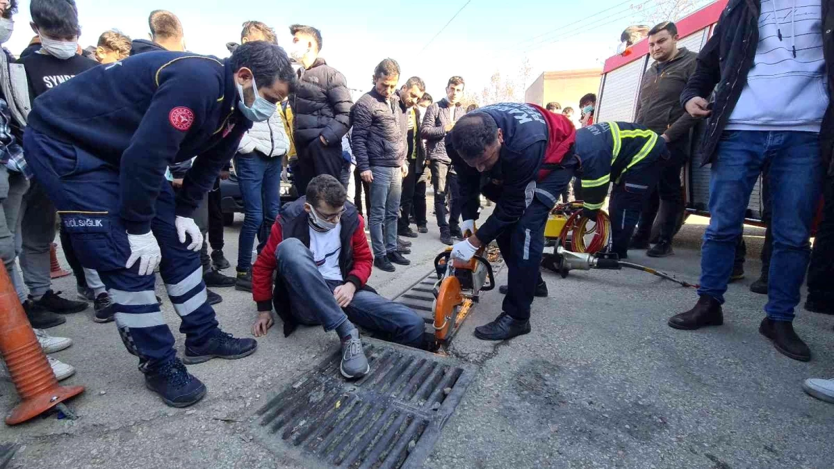 Ayağı mazgala sıkışan liseli öğrenciyi itfaiye ekipleri kurtardı