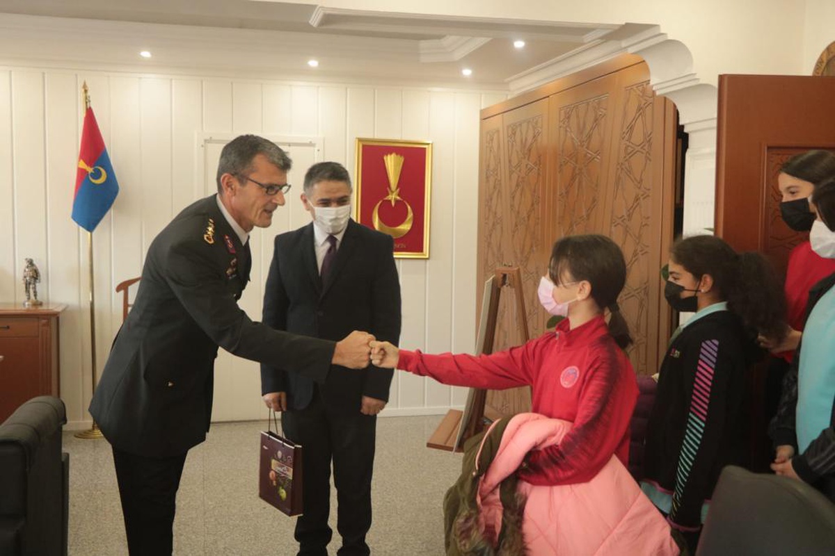 Son dakika: Aydın\'da Mehmetçik için mektup yazan öğrenciler jandarmayla bir gün geçirdi