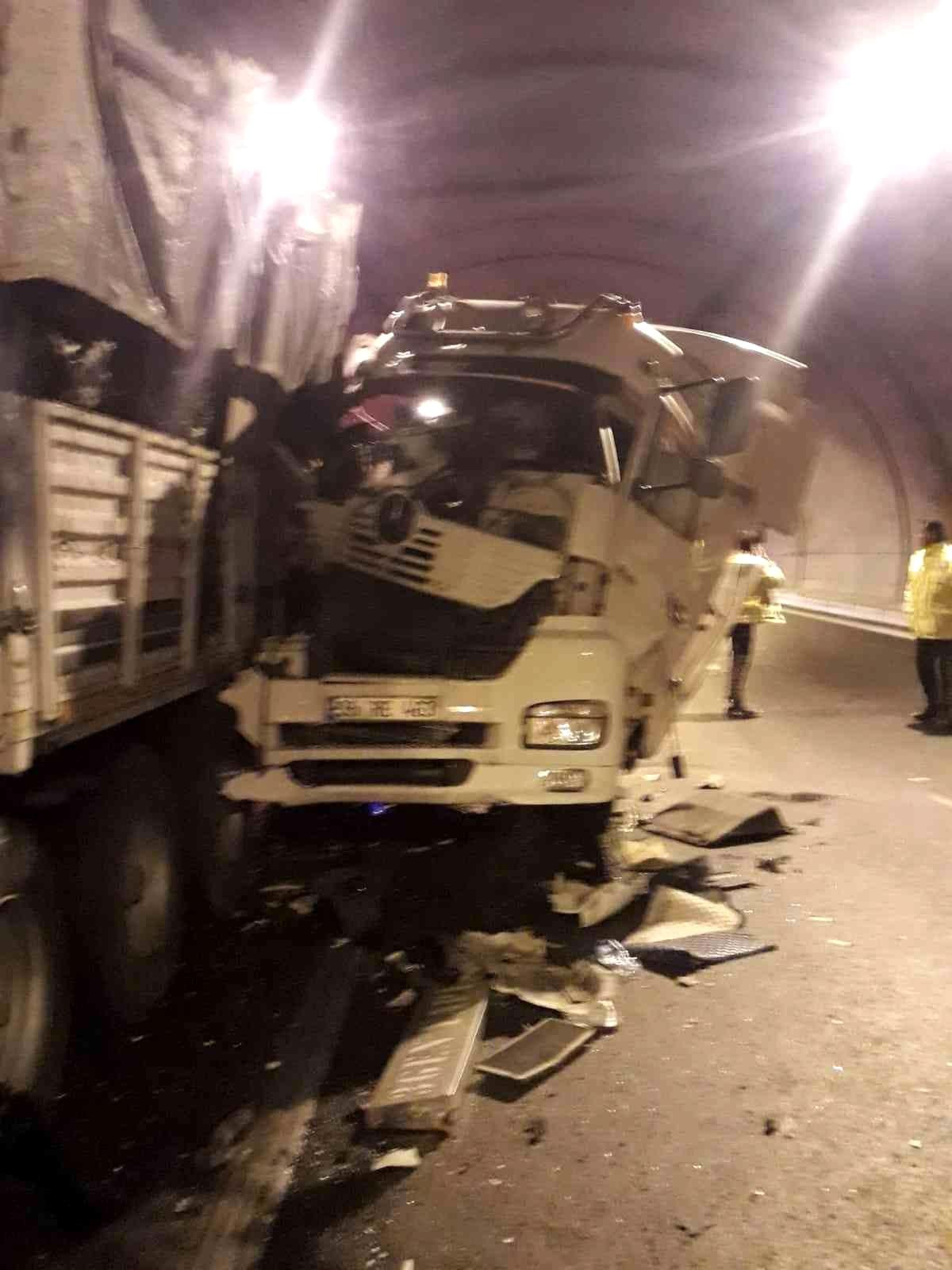 Son dakika haberi... Aydın-İzmir Otoyolu\'nda 3 ayrı noktada 6 araçlı kaza: 2 yaralı