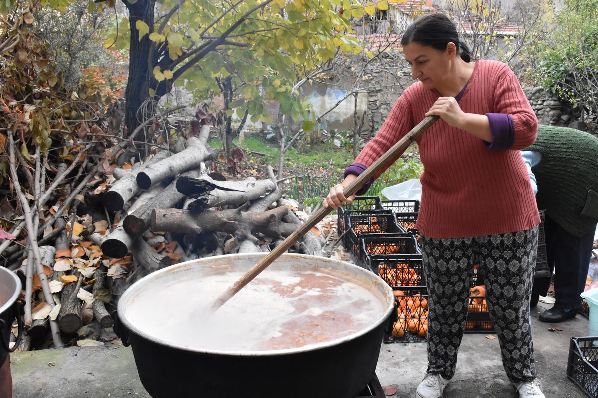 Bilecikli kadınlar elde kalan hurmaları pekmeze dönüştürüyor