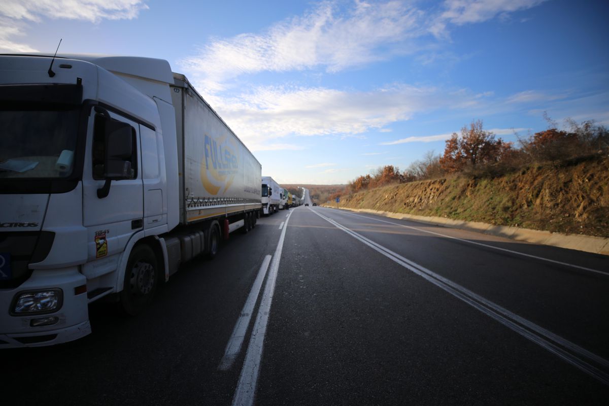 Bulgaristan\'a açılan Hamzabeyli Sınır Kapısı\'nda 20 kilometre tır kuyruğu oluştu