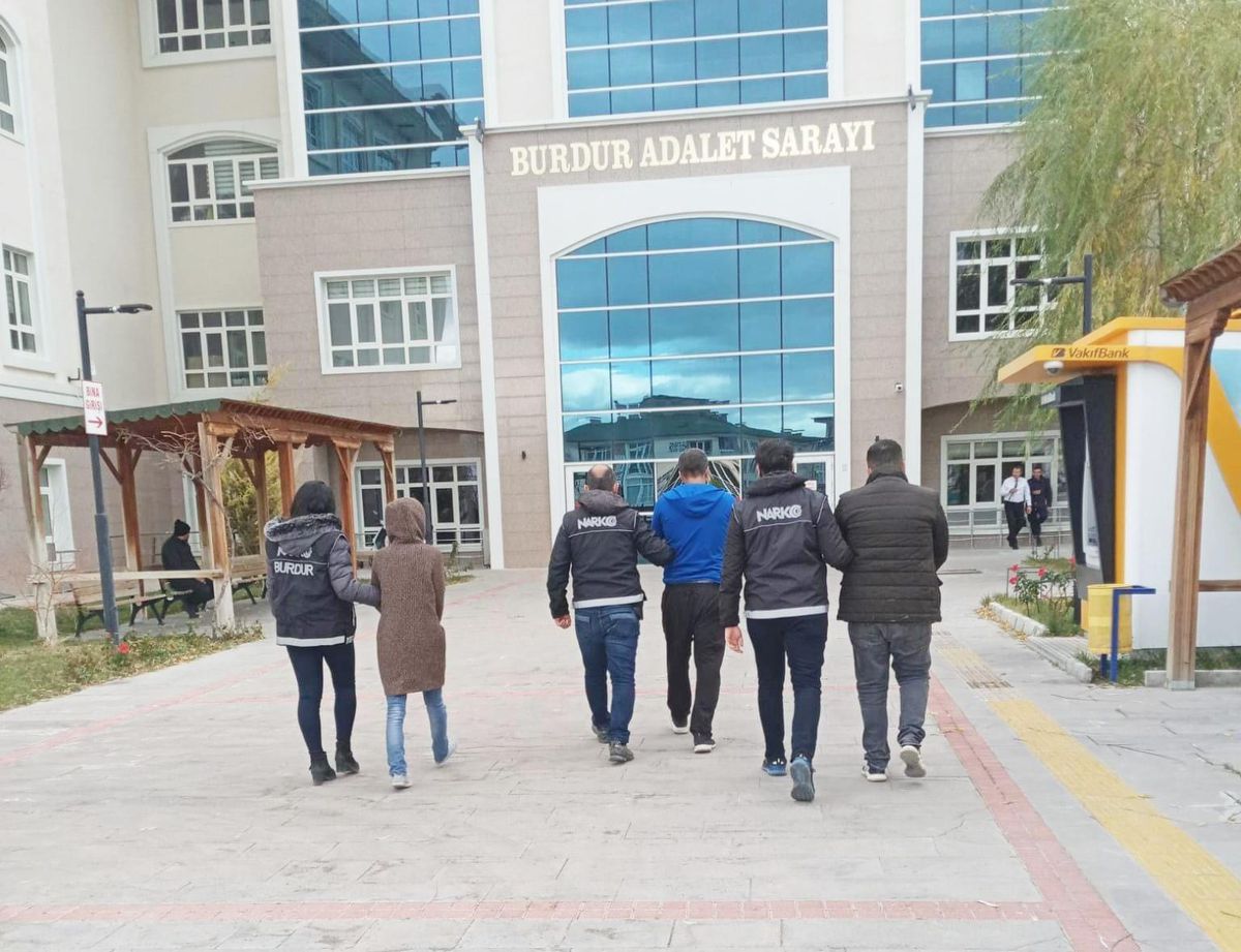 Burdur\'da uyuşturucu operasyonunda 3 kişi tutuklandı