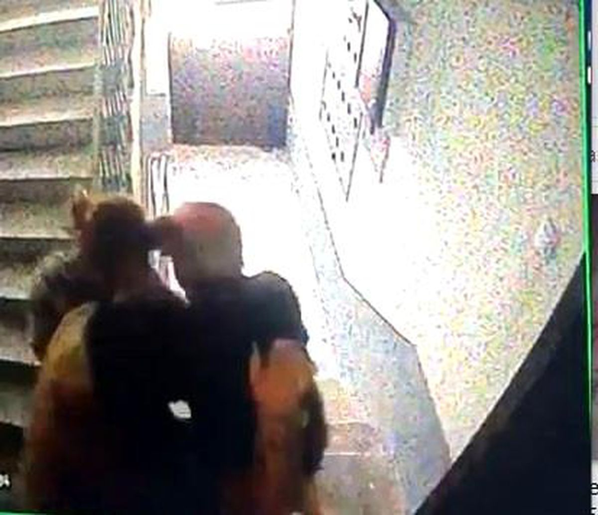 Çift aylarca tehdidine maruz kaldıklarını iddia ettikleri komşularının bıçaklı saldırısına uğradı