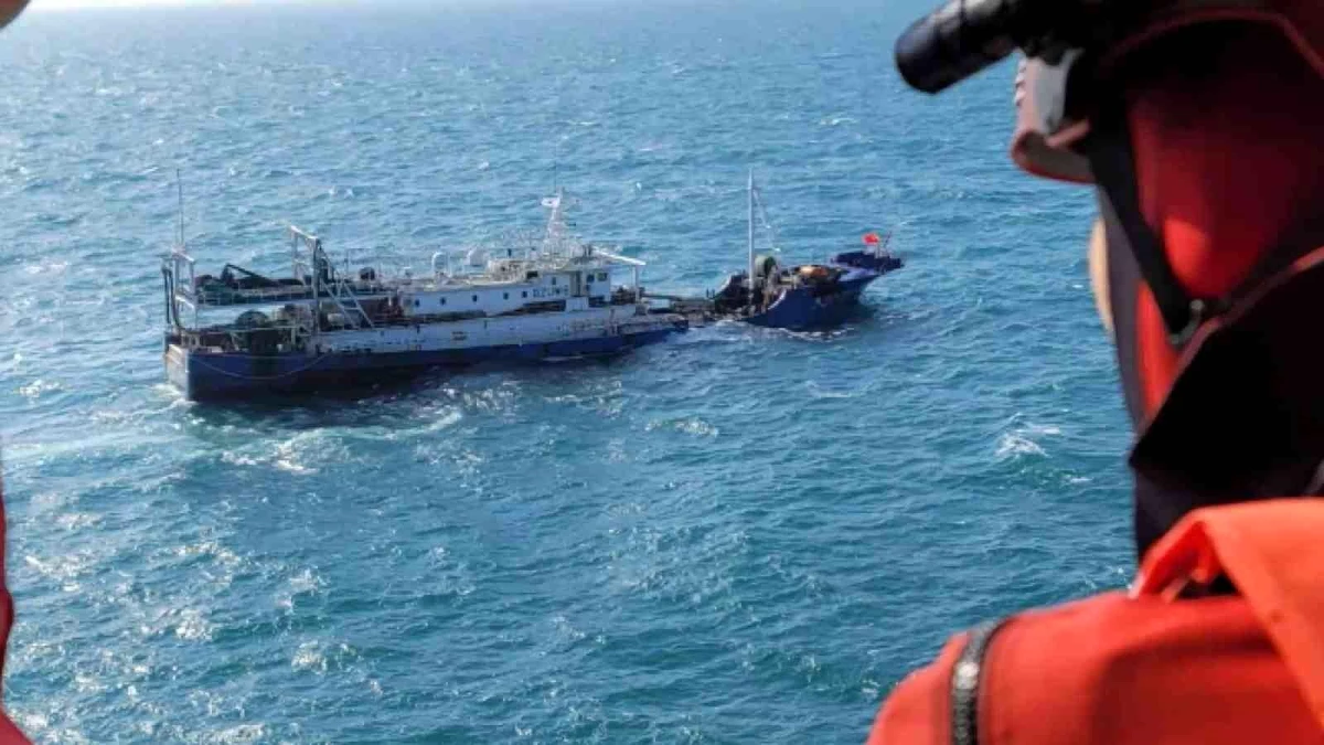 Çin\'e ait balıkçı gemisi Güney Kore açıklarında kayalıklara çarptı