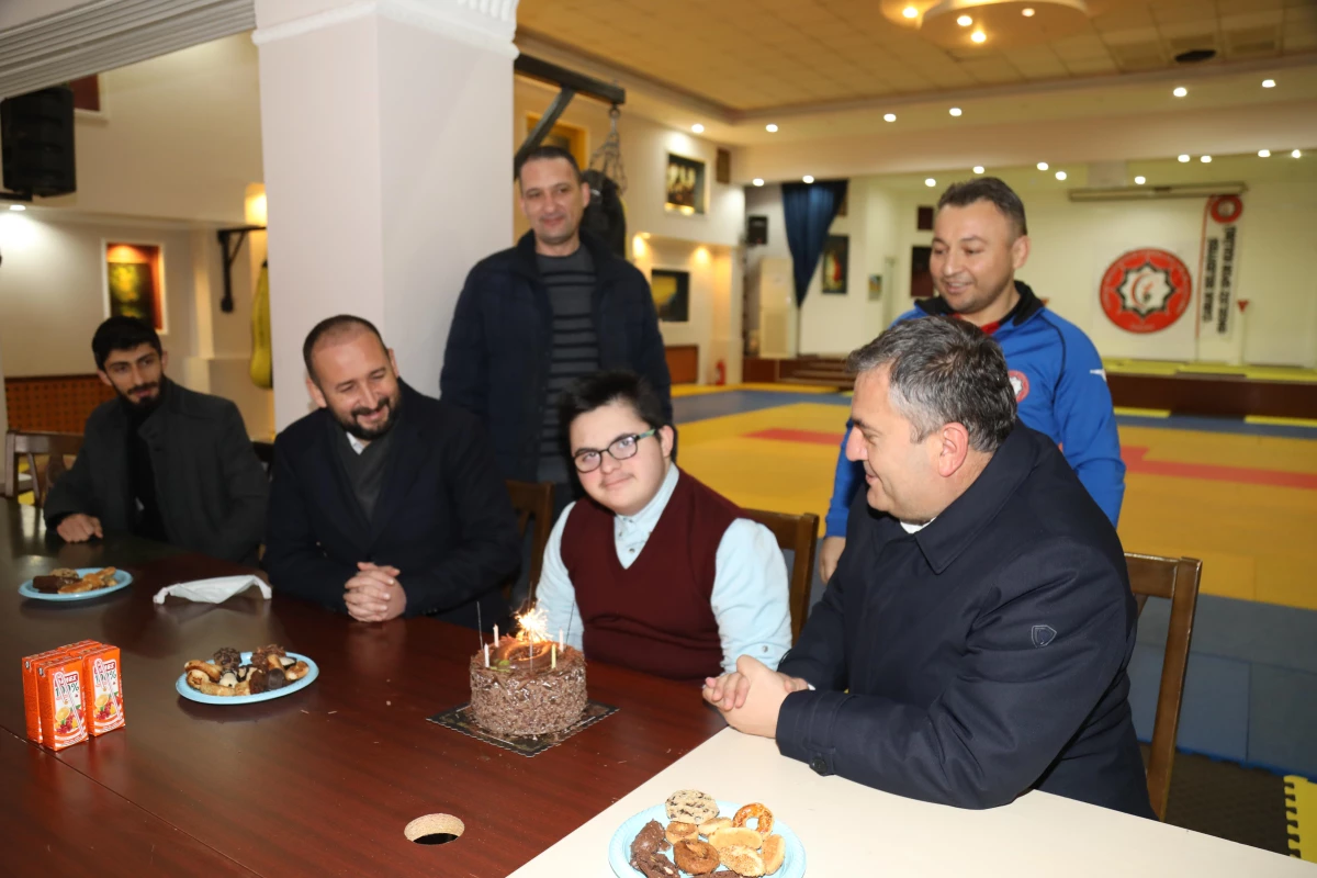 Çubuk Belediye Başkanı Demirbaş\'tan engelli sporcuya doğum günü sürprizi