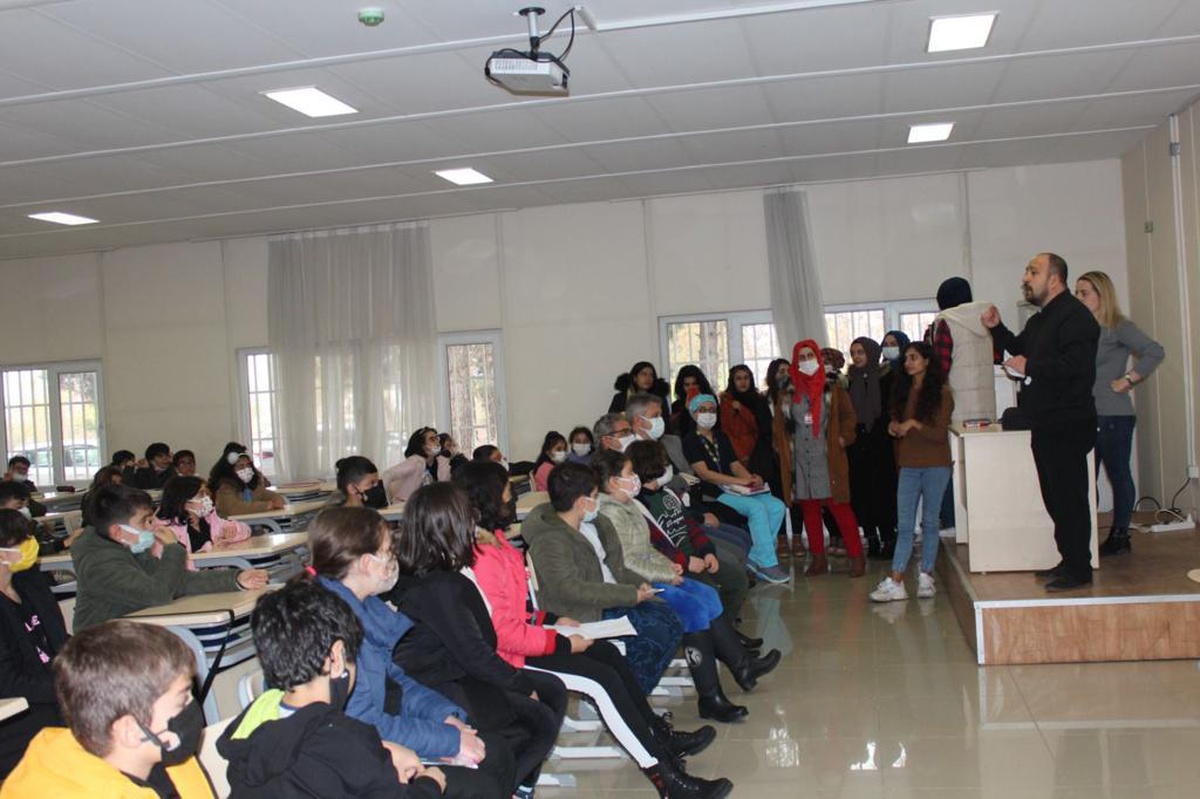 Diyarbakır\'da "Hukukta çocuk hakları ve hukuk alanında kariyer fırsatları" konulu konferans