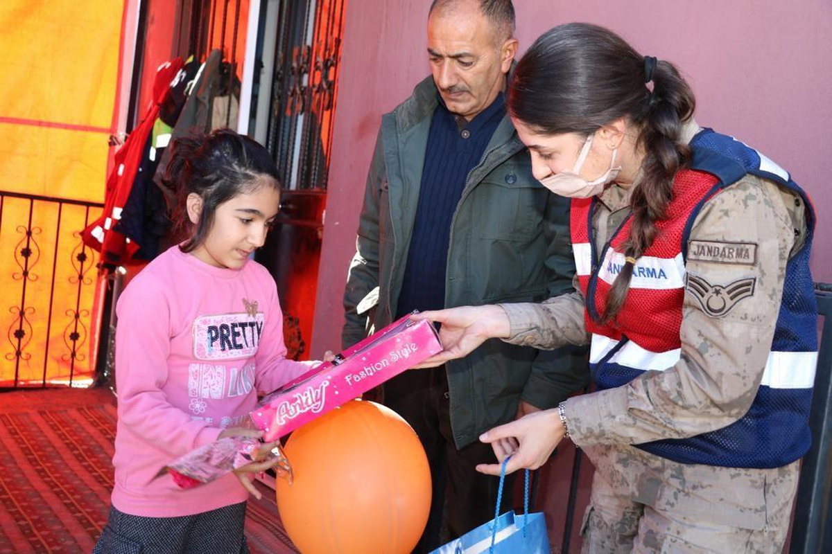 Elazığ\'da jandarma "özel çocukların" yüzünü güldürdü