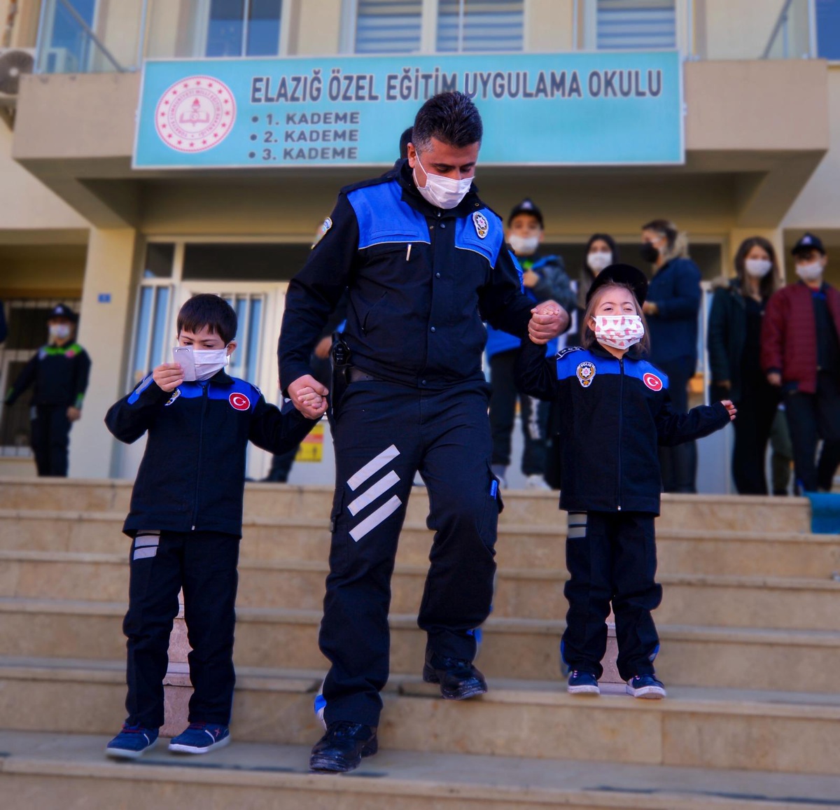 Elazığ\'da polis, özel öğrencileri ziyaret etti