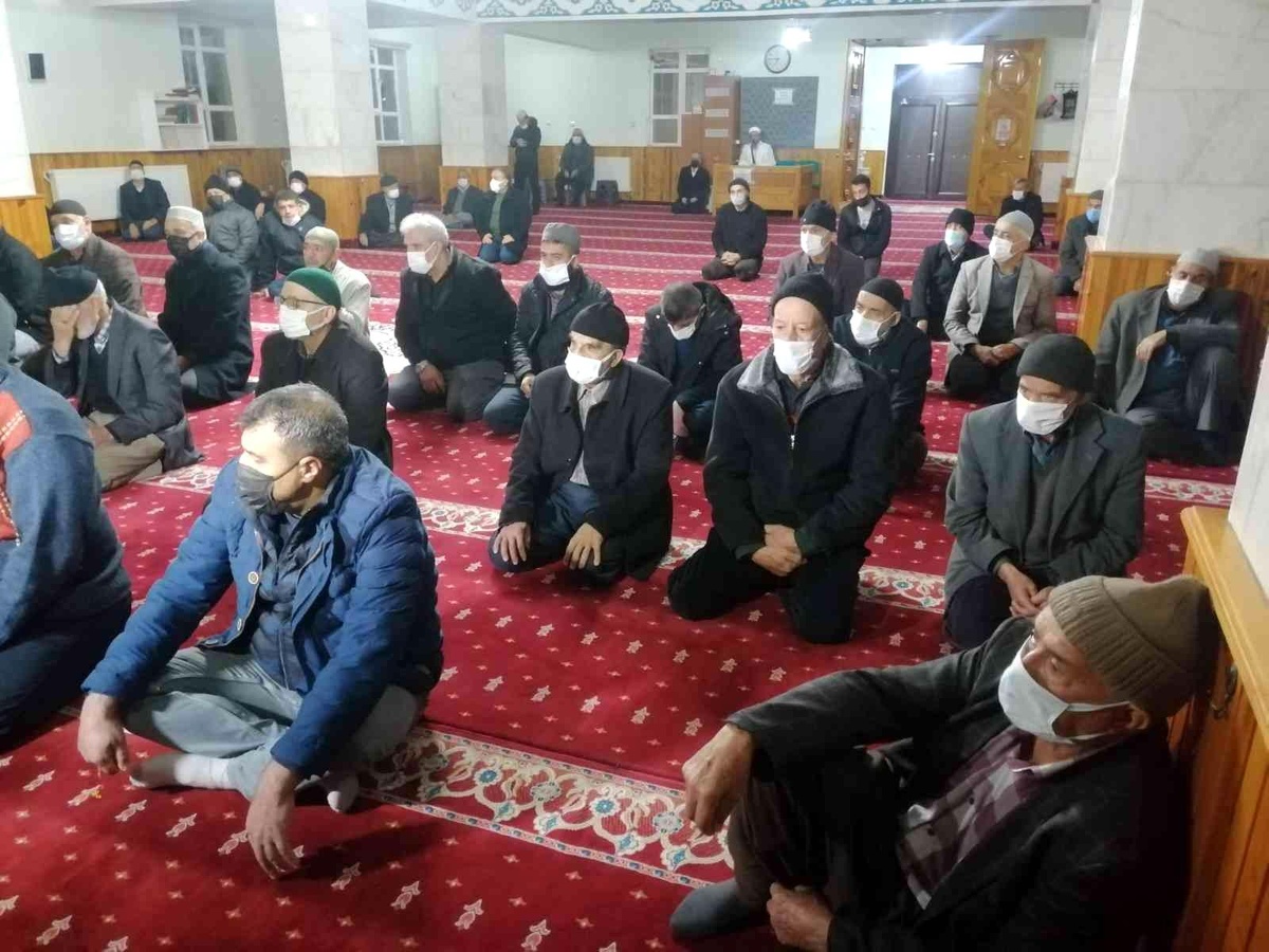 Elazığ\'da vatandaşlar sabah namazında buluştu