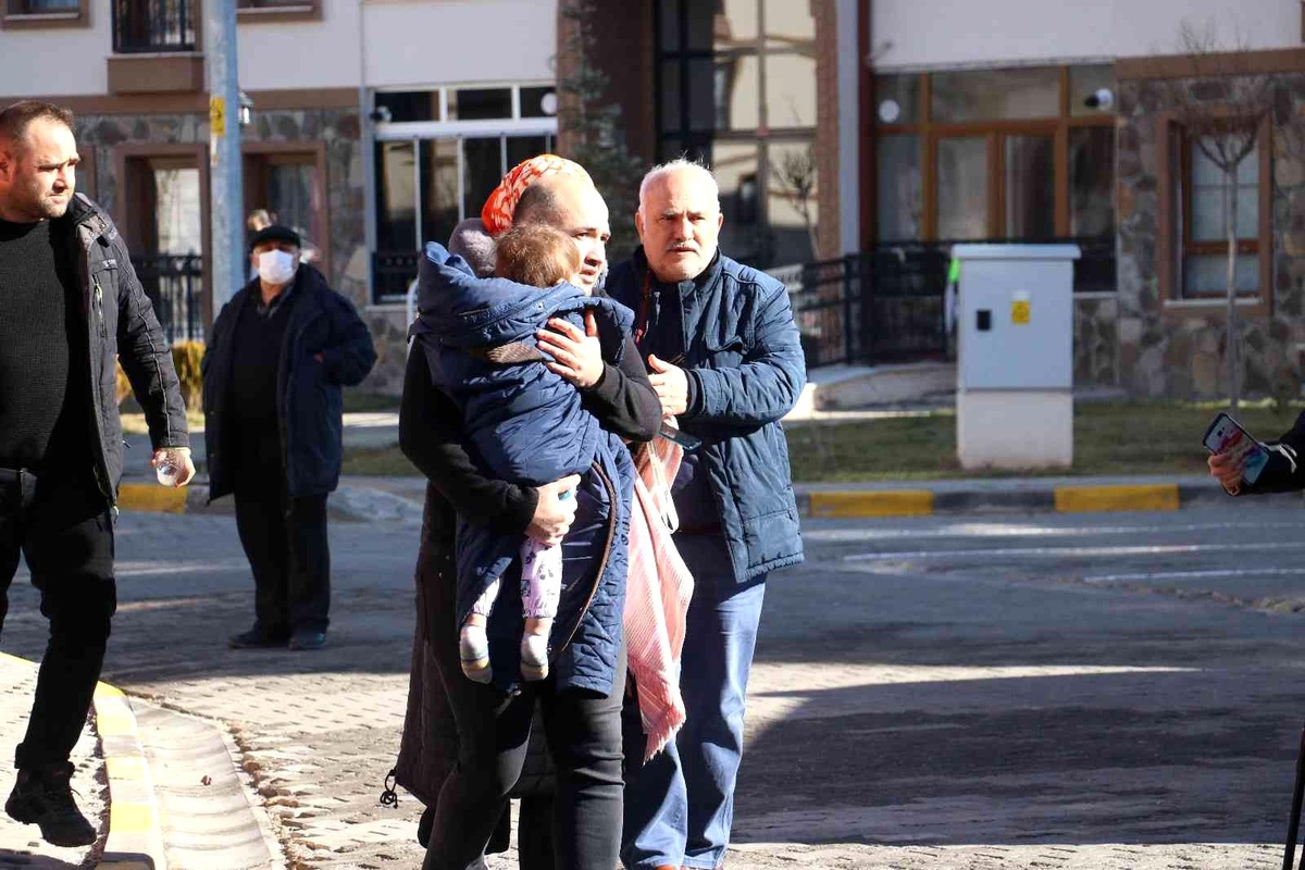 Elektrik kontağından çıkan yangında can pazarı yaşandı