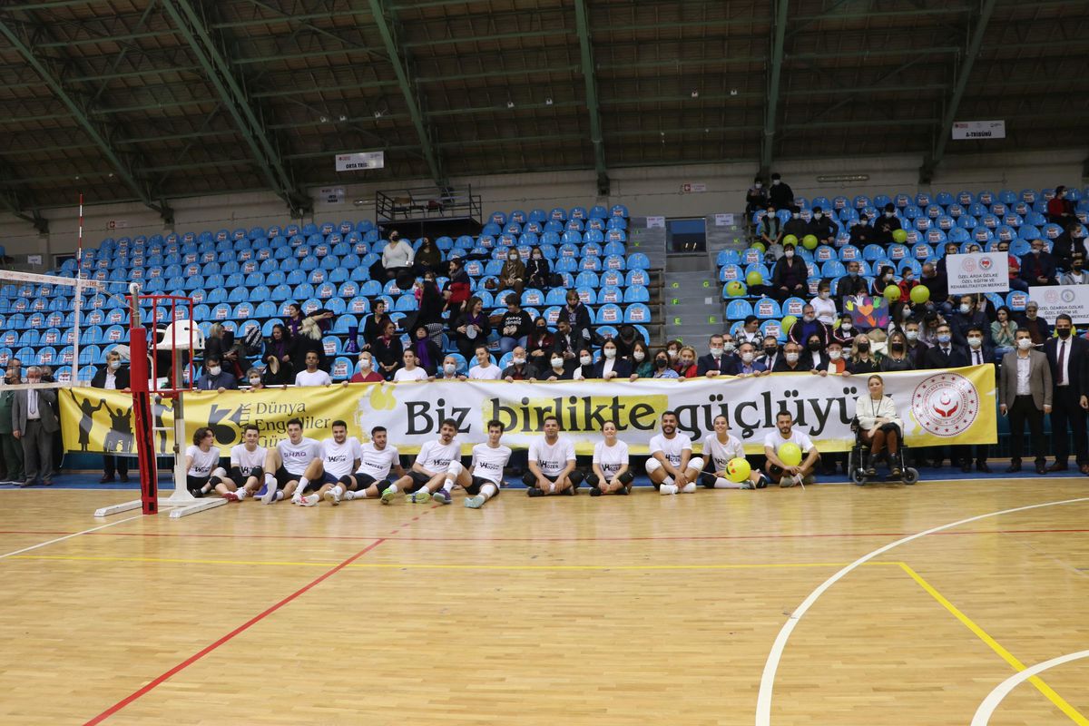 Engellilerin hakemlik yaptığı voleybol maçının galibi "dostluk" oldu