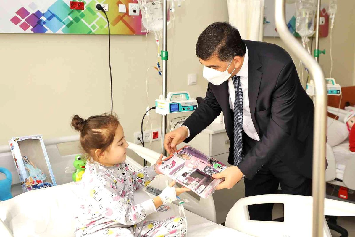 Fadıloğlu, engelli personeli ve hasta çocukları ziyaret etti