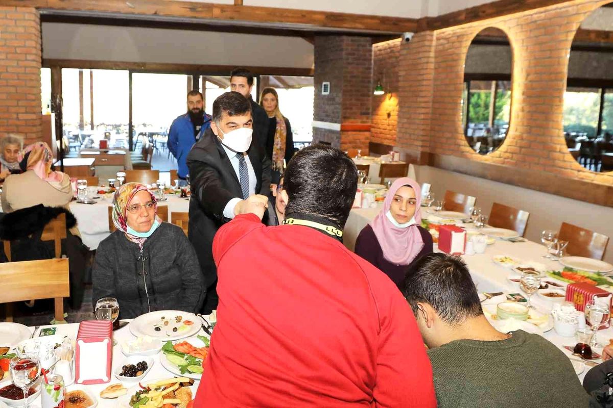 Fadıloğlu, engelli sporcularla kahvaltıda buluştu