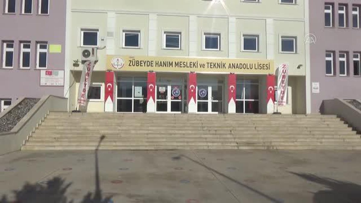 Fedakar anne engelli kızının meslek sahibi olması için çaba harcıyor