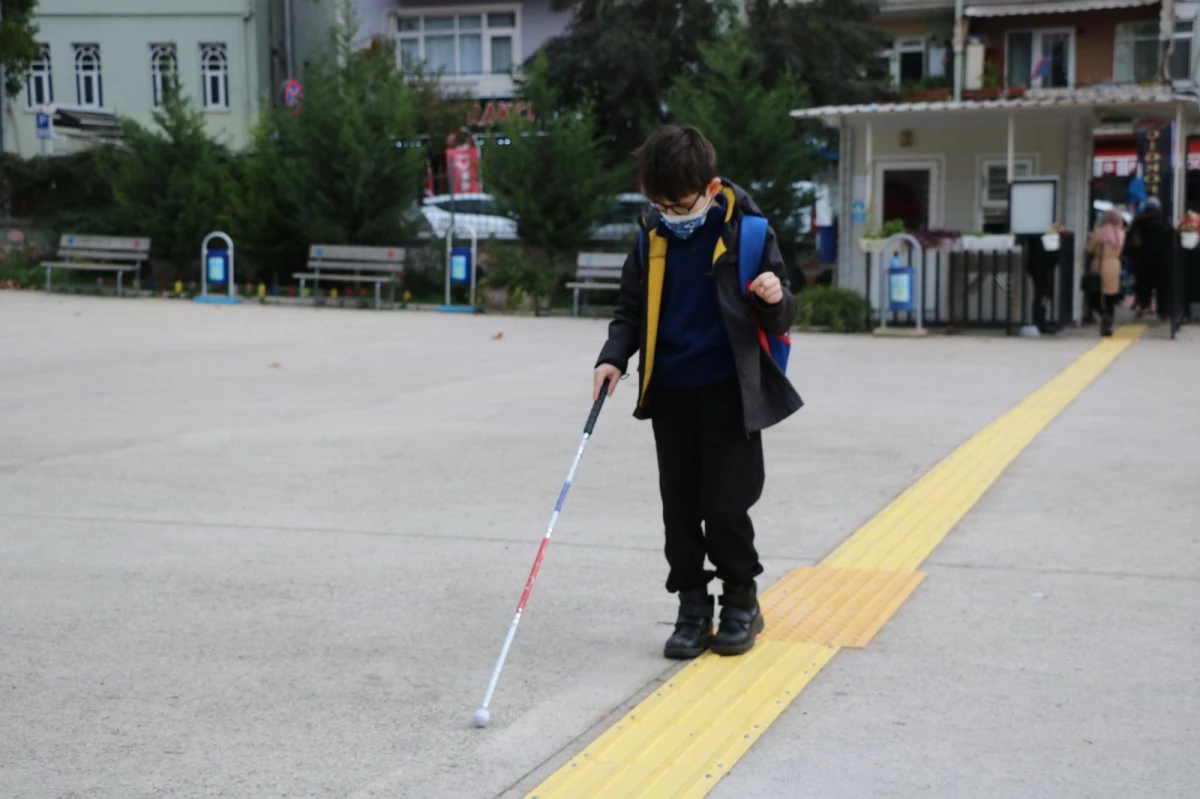 Görme engelli öğrenci için okul bahçesine yürüyüş yolu yapıldı