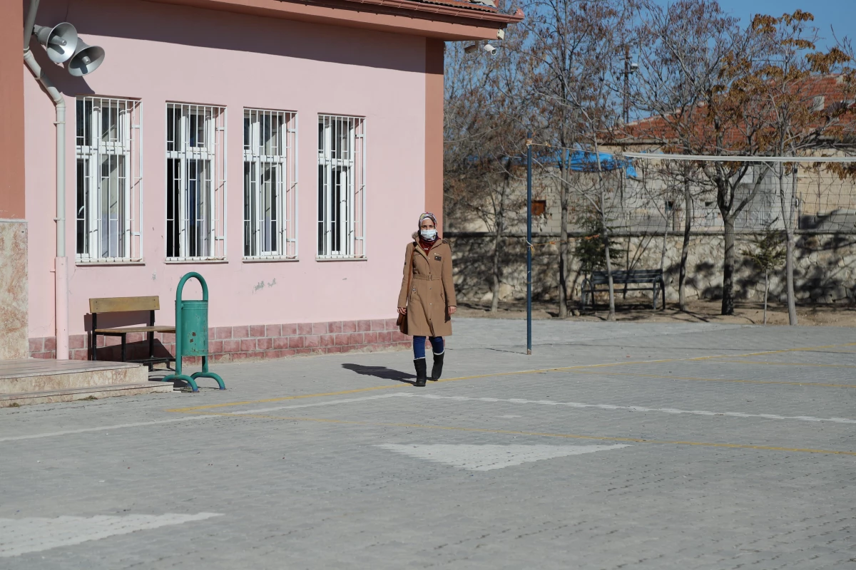 Görme yetisini yüzde 90 kaybeden öğretmen öğrencilerine ışık oluyor