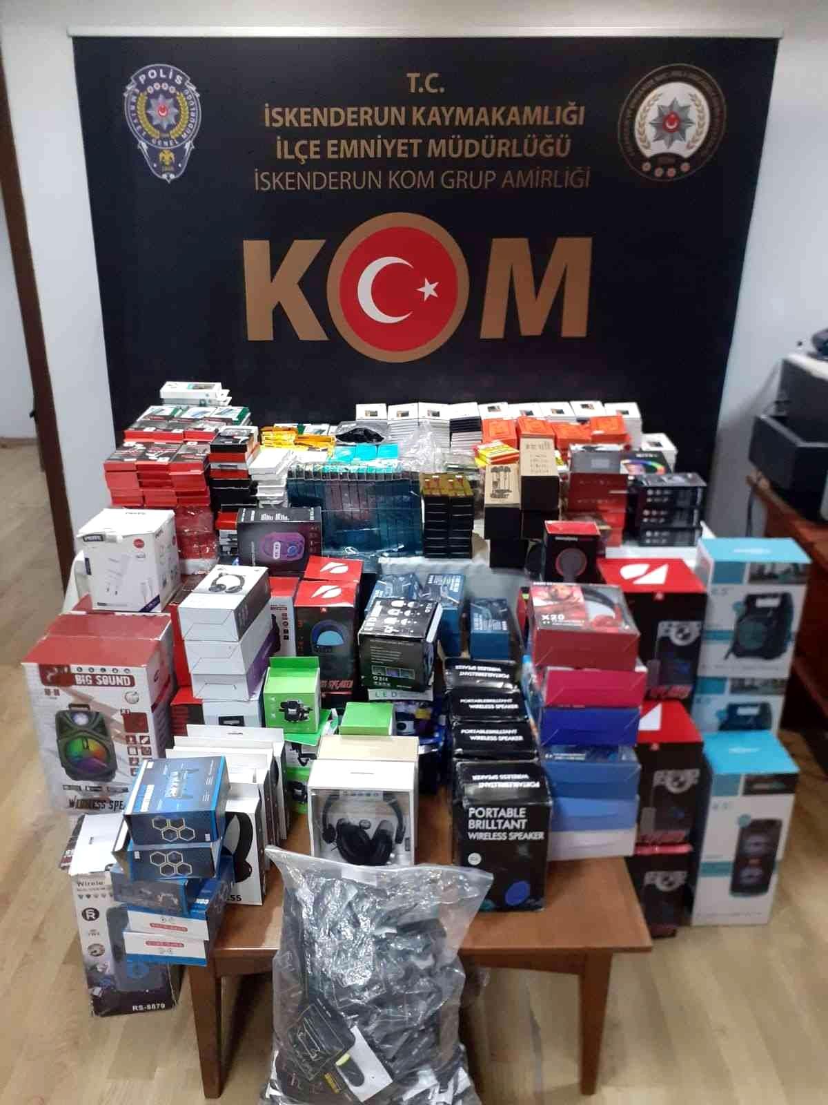 Hatay\'da kaçak cep telefonu aksesuarları ele geçirildi