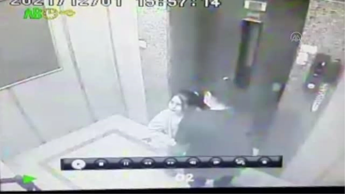 İki komşu kadın arasındaki kavga güvenlik kamerasında