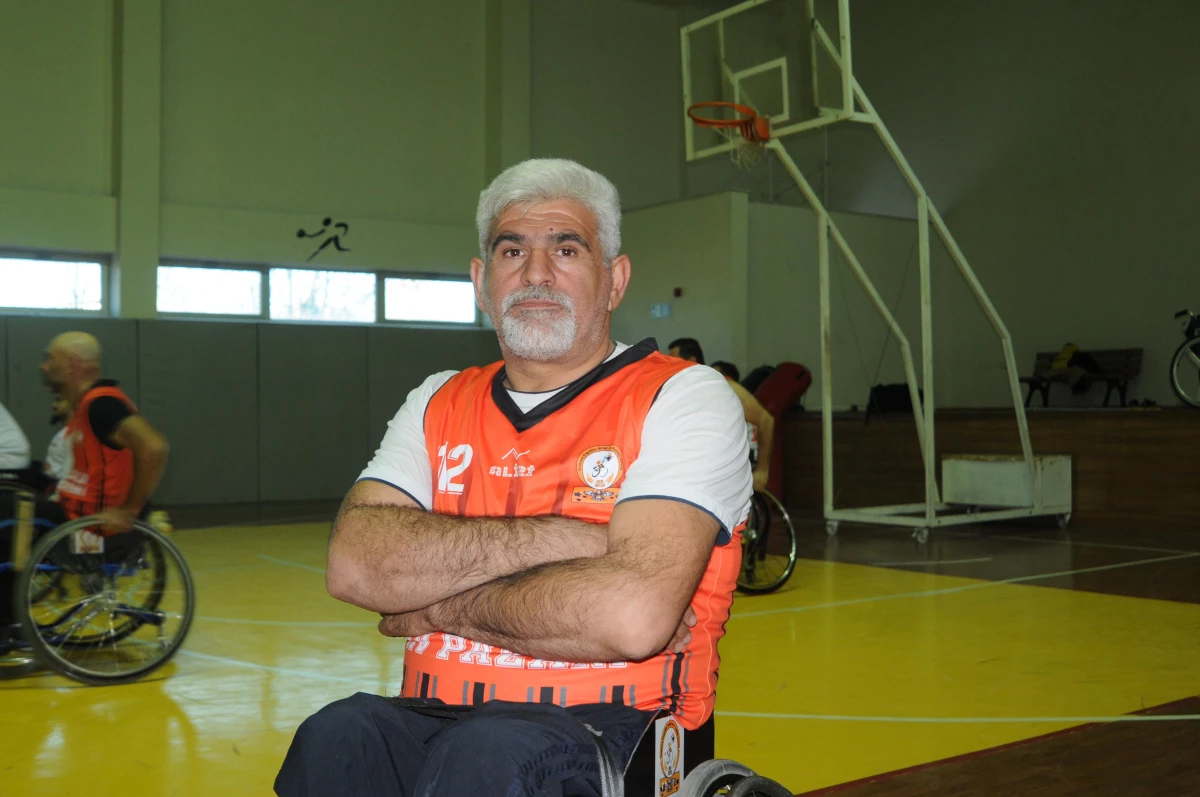 İlçe protokolü, tekerlekli sandalyede engellilerle basketbol oynadı