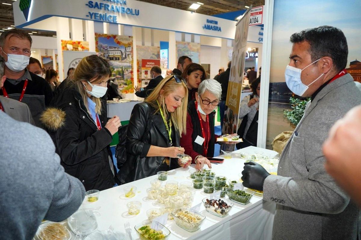 İzmir\'de Ayvalık standına ilgi yoğun oldu
