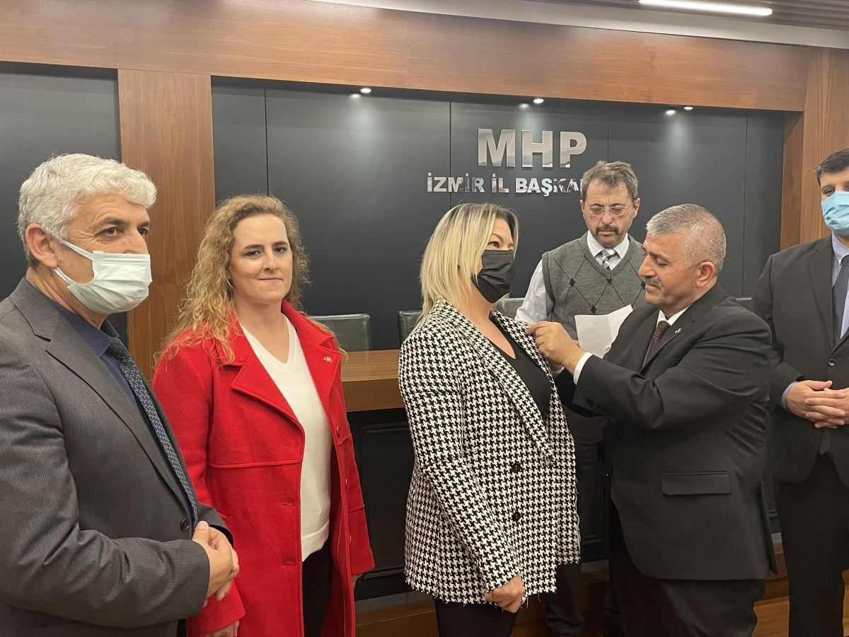 İzmir\'de İYİ Parti\'den istifa eden 14 kişi MHP\'ye katıldı