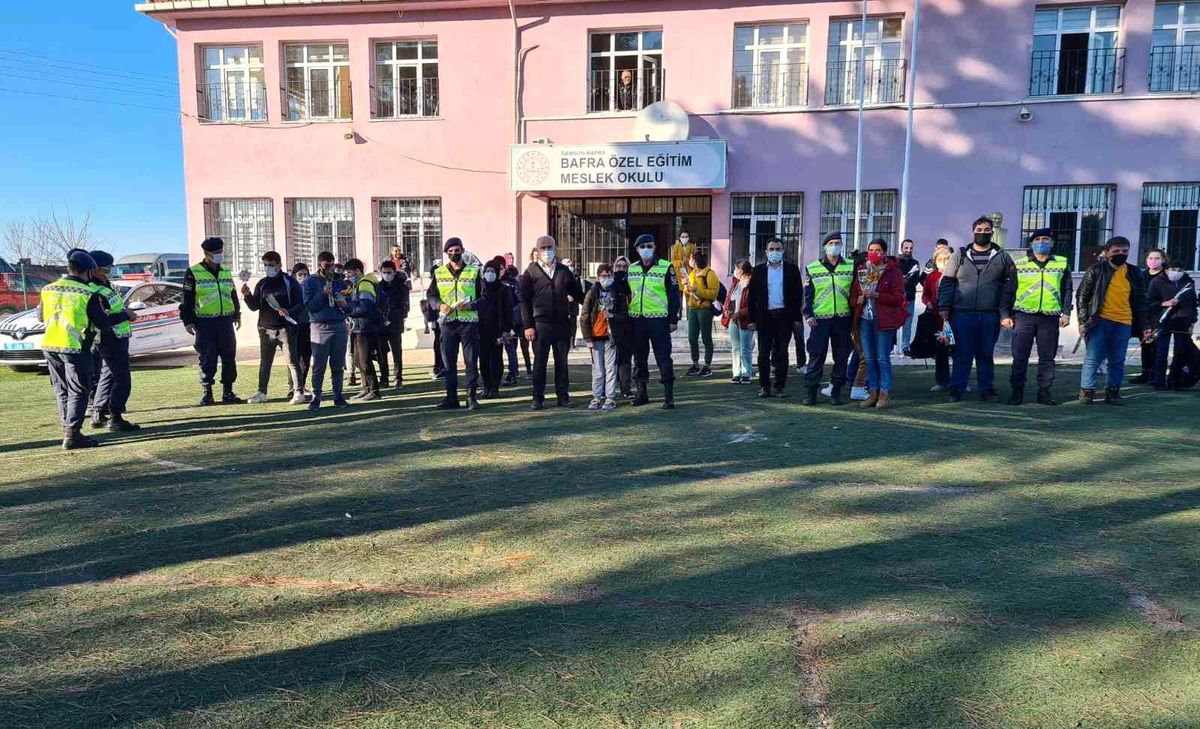 Jandarmadan özel öğrencilere gül