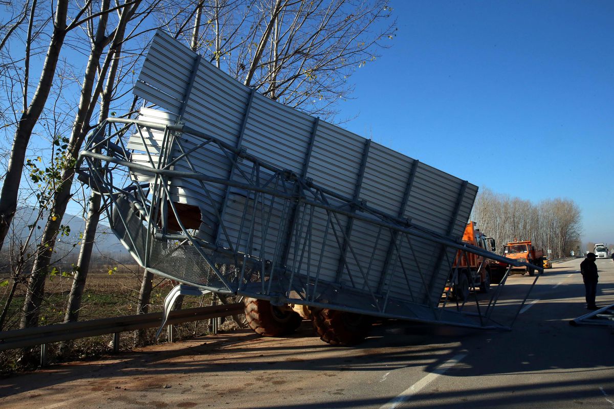 Kamyonun çarparak devirdiği yön levhası yolda ulaşımın bir süre durmasına yol açtı