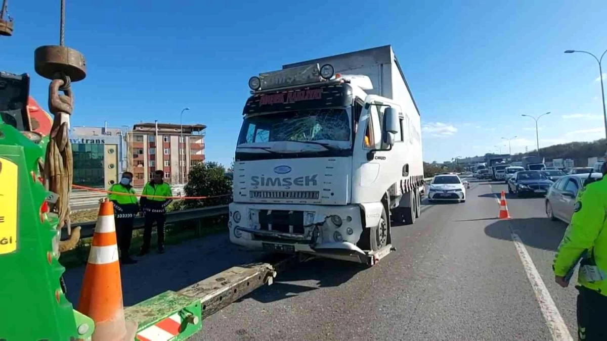 Kartal\'da kamyon, yolcu dolu İETT otobüsüne çarptı: 6 yaralı