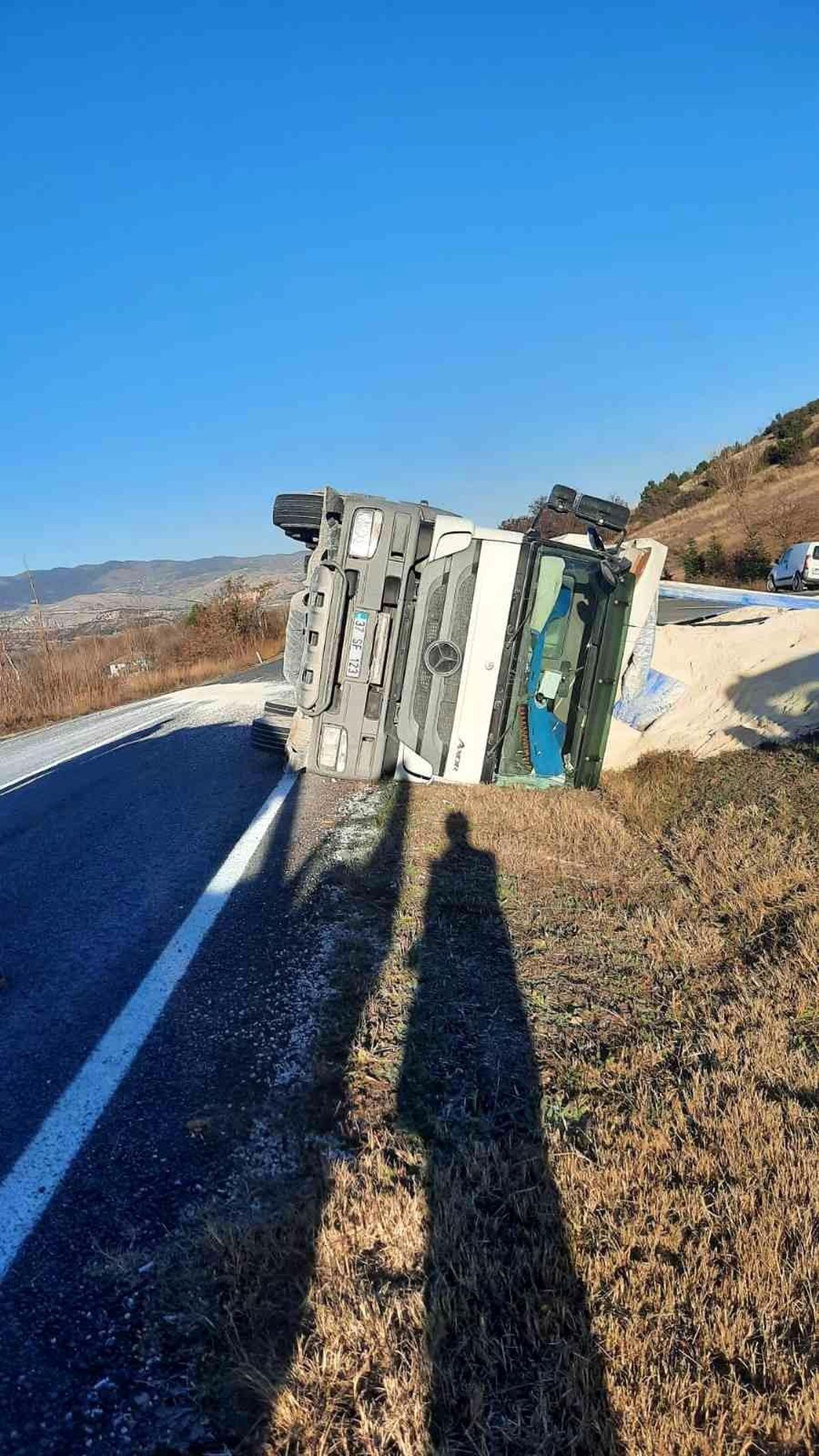 Kum yüklü kamyon devrildi: 1 yaralı