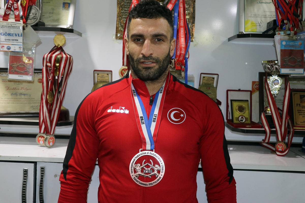 "Madalya avcısı" bedensel engelli milli sporcu Ömer Çeçen azmiyle örnek oluyor