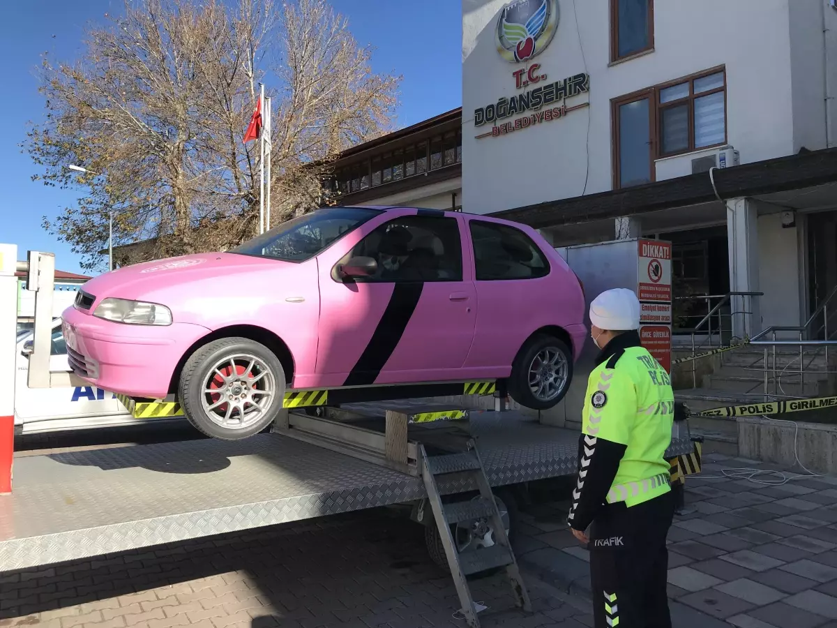 Malatya'da vatandaşlara emniyet kemerinin önemi simülatörle anlatılıyor