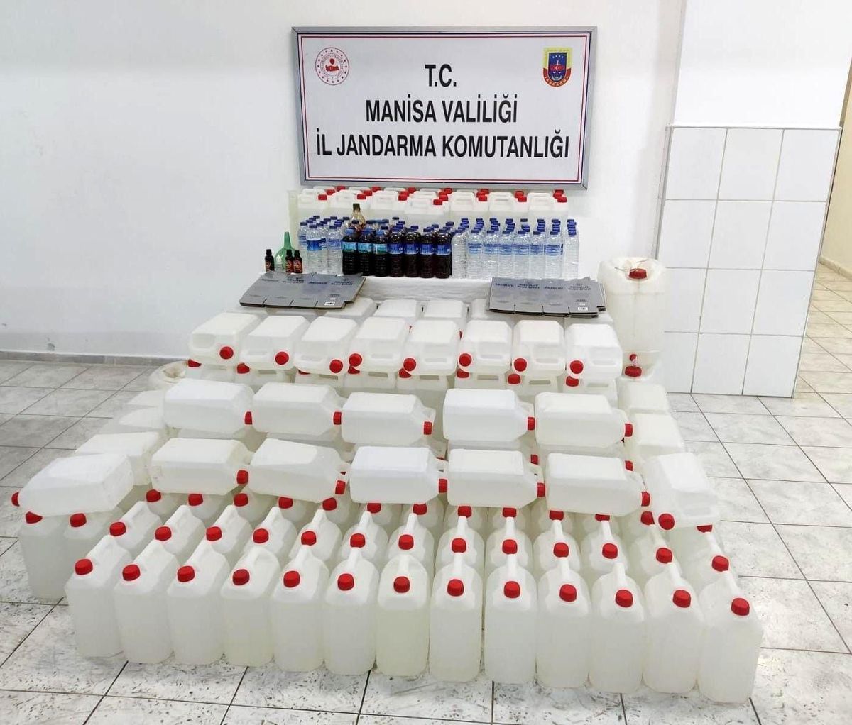 Manisa\'da yaklaşık 2 ton kaçak içki ele geçirildi