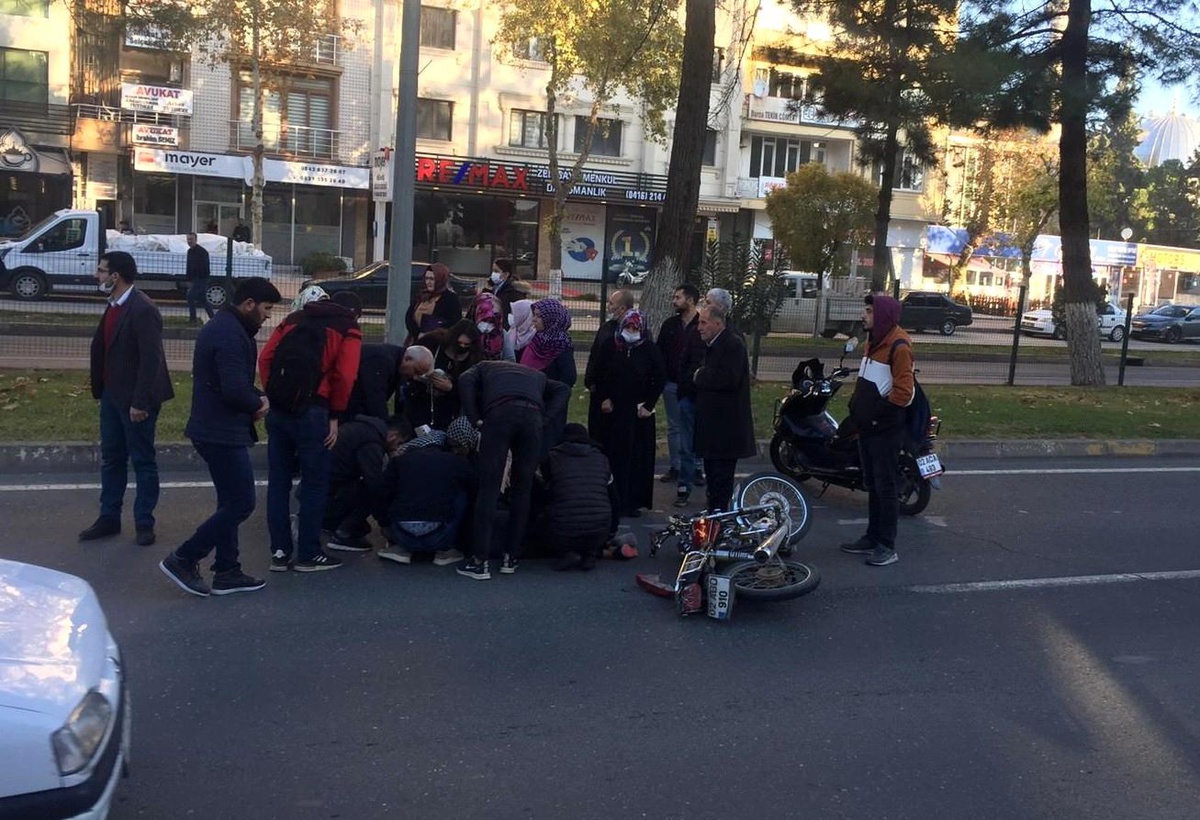 Motosiklet yayaya çarptı: 2 yaralı