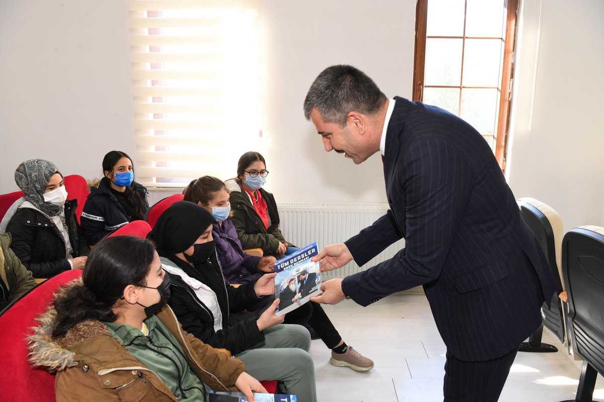 Muş Belediyesi\'nden öğrencilere kaynak kitap desteği