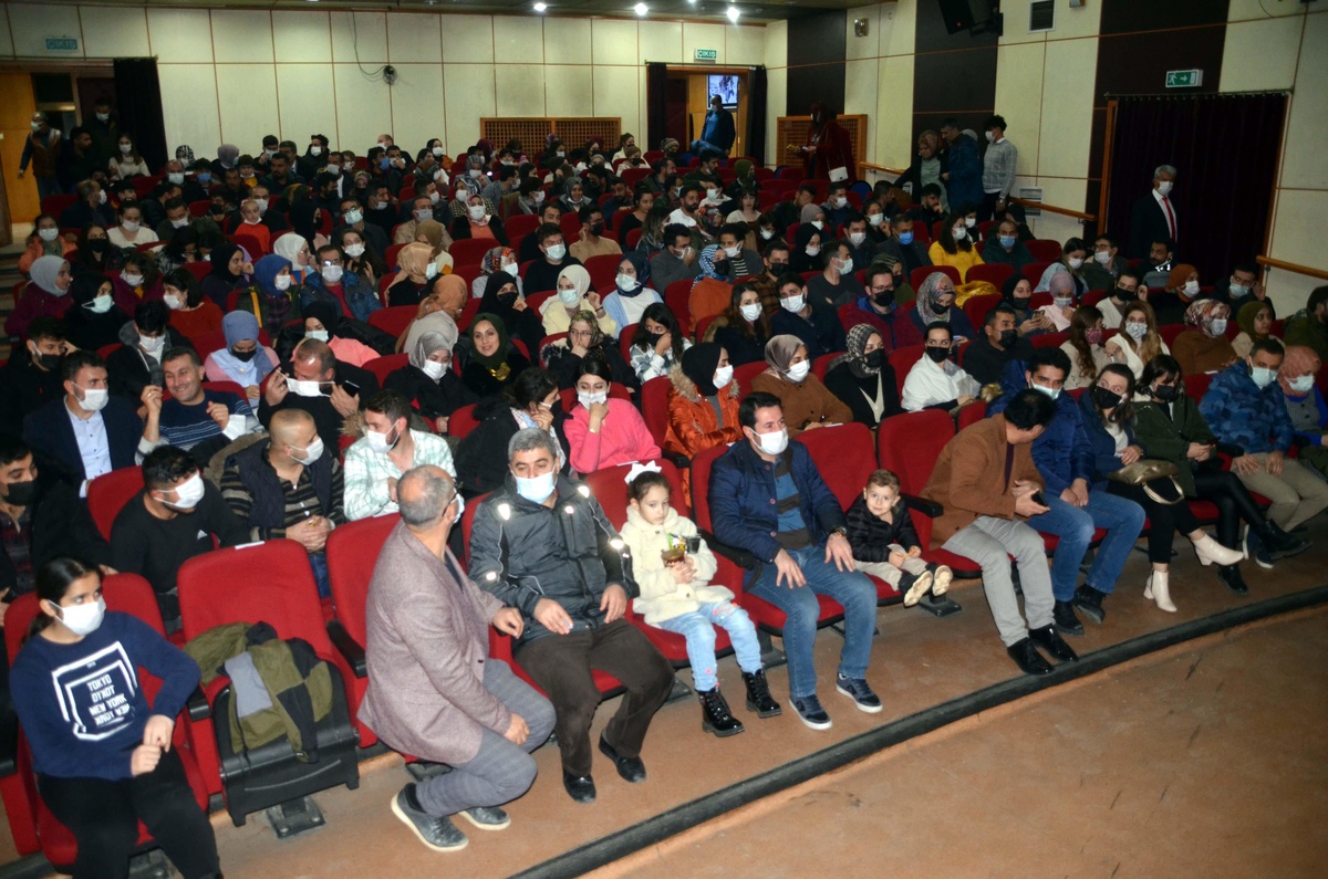 Muş\'ta "Üç Yaşam Bir Öykü" oyunu sahnelendi