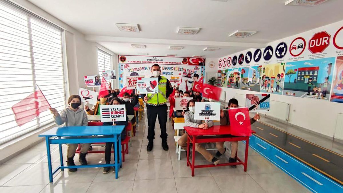 Öğrencilere trafik kuralları öğretildi