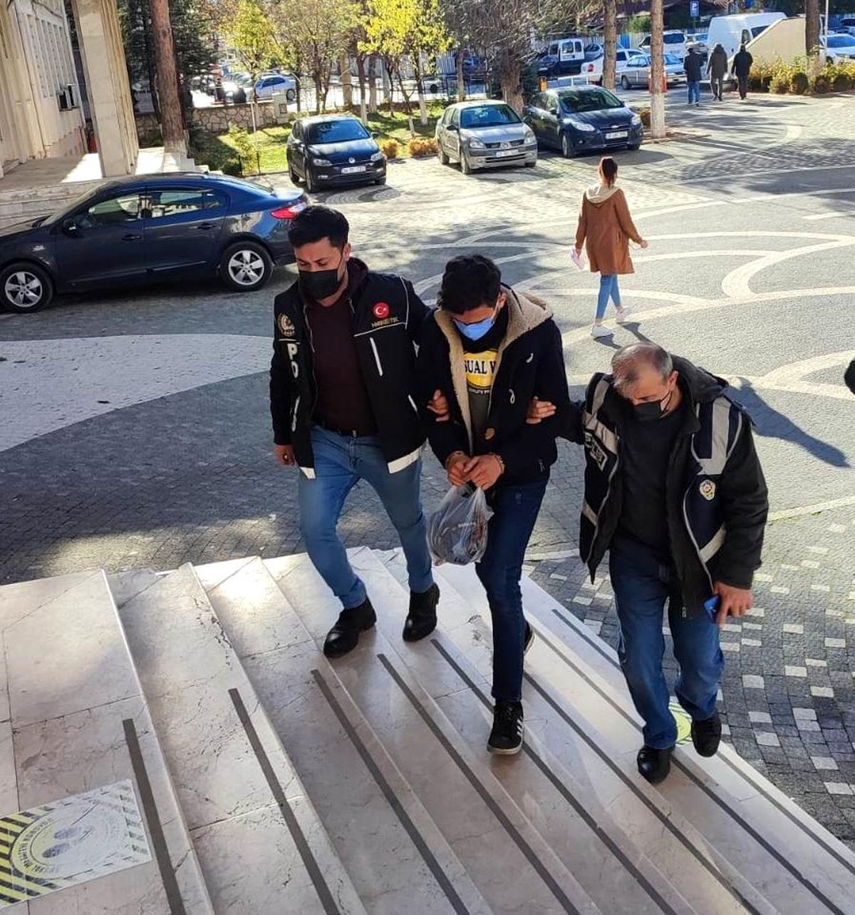 Otobüsteki yolcunun üzerinden 108 adet uyuşturucu hap çıktı