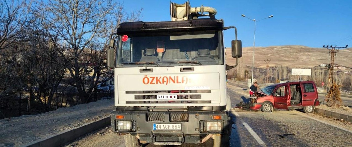 Otomobil kamyona arkadan çarptı: 2\'si ağır 4 yaralı