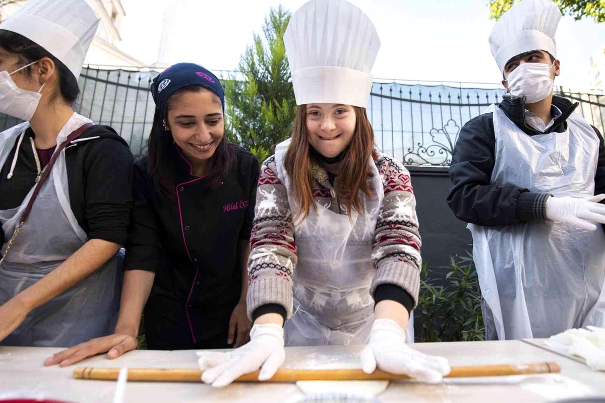 Özel gereksinimli bireyler ilk kez pizza yaptı