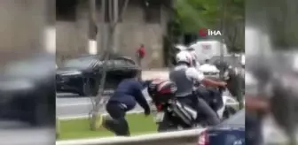Son dakika haberleri... Polis, motoruna kelepçelediği siyahi şüpheliyi peşinden koşturdu