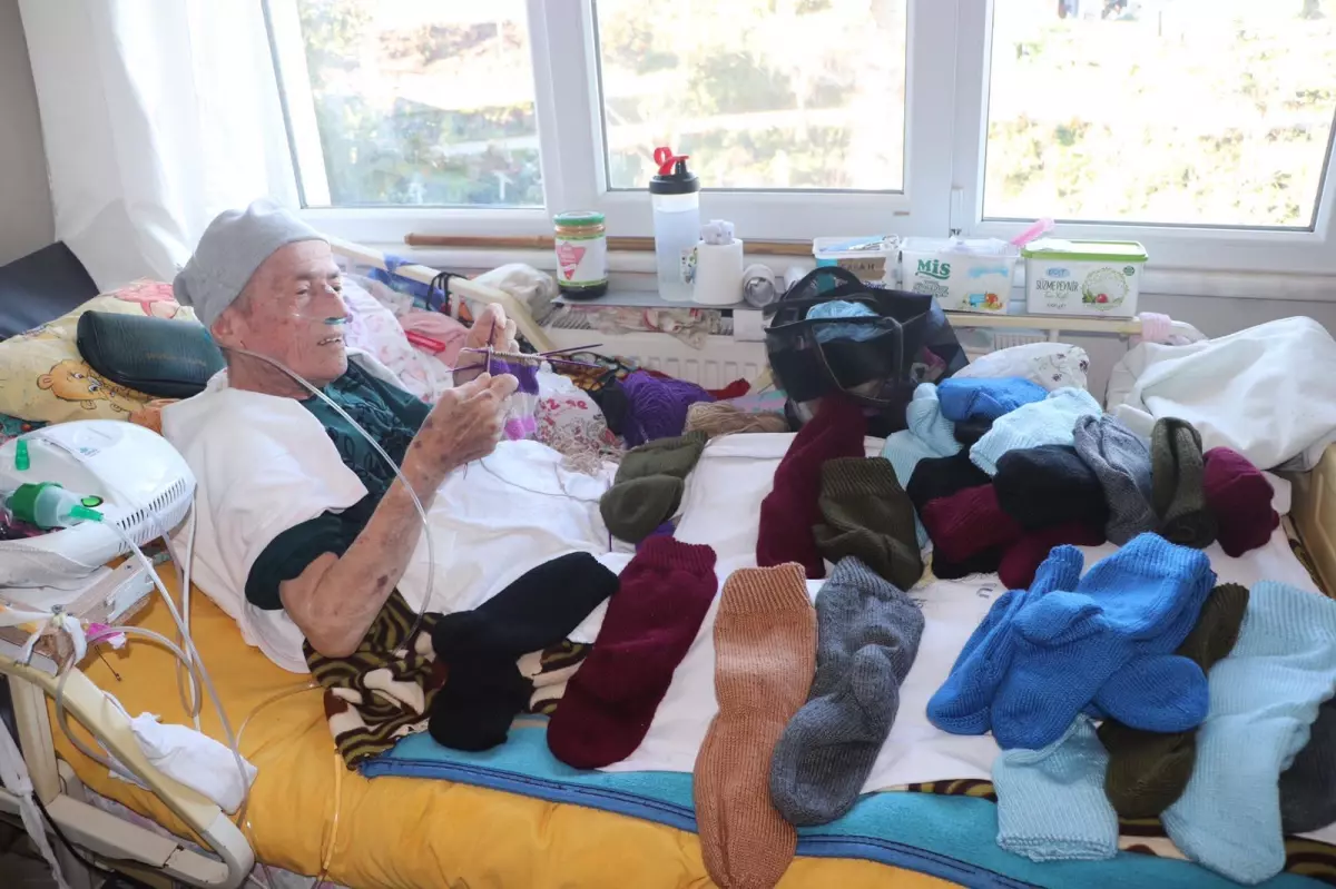 Rize'de 80 yaşındaki Meliye nine hasta yatağında Mehmetçik'e çorap örüyor