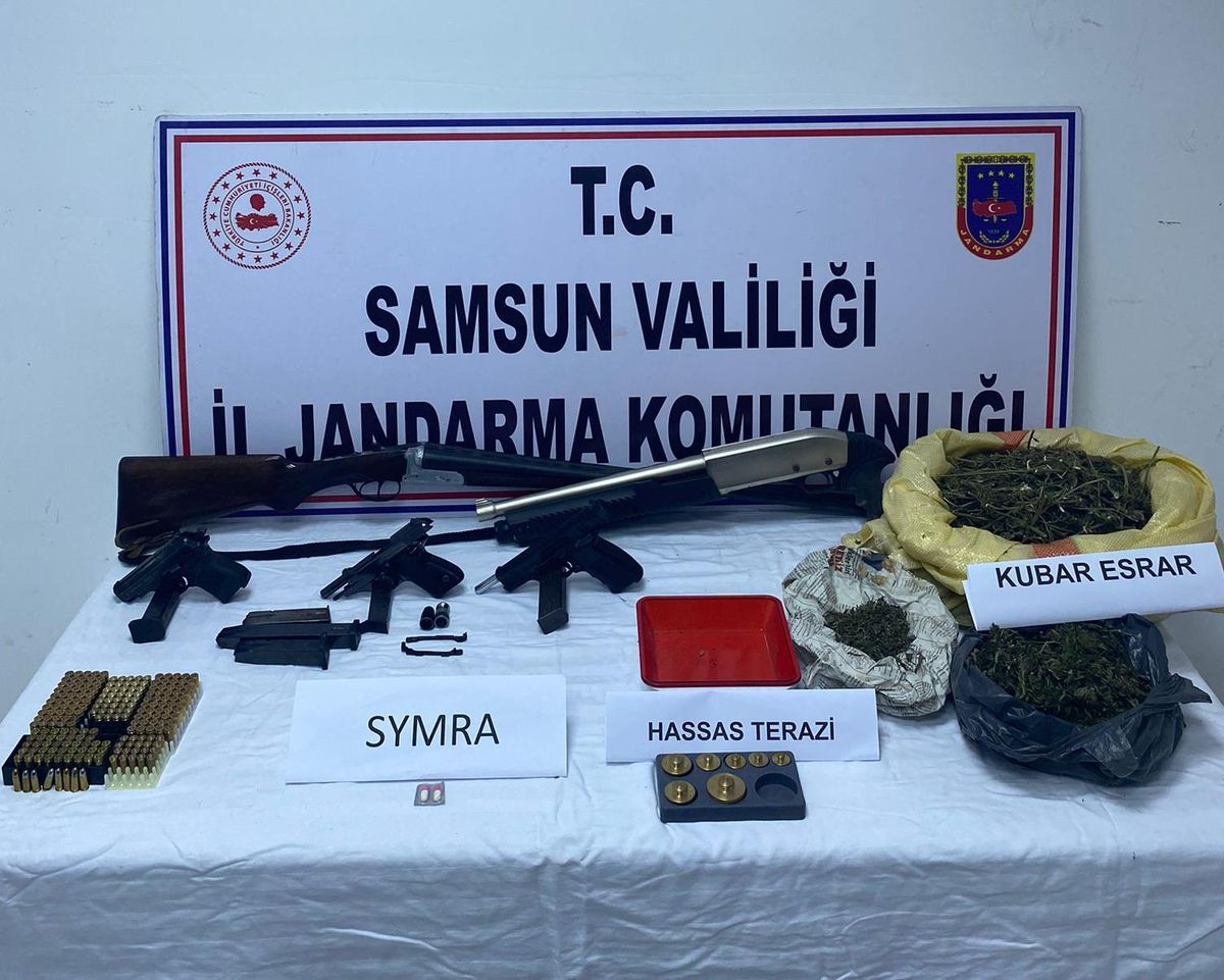 Son dakika haberi... Samsun\'da evinde uyuşturucu ve ruhsatsız silah ele geçirilen zanlı tutuklandı