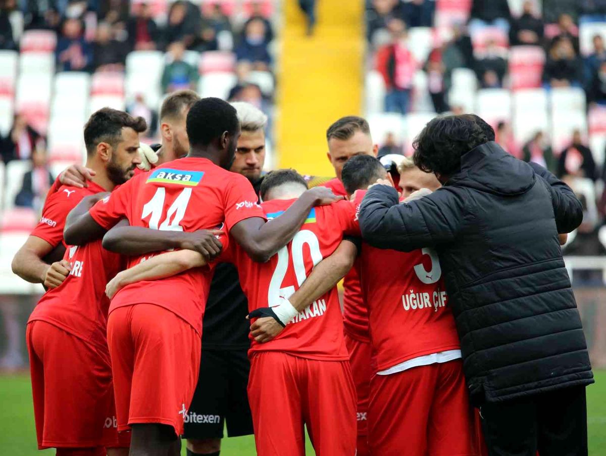 Sivasspor\'da 2 isim ceza sınırında