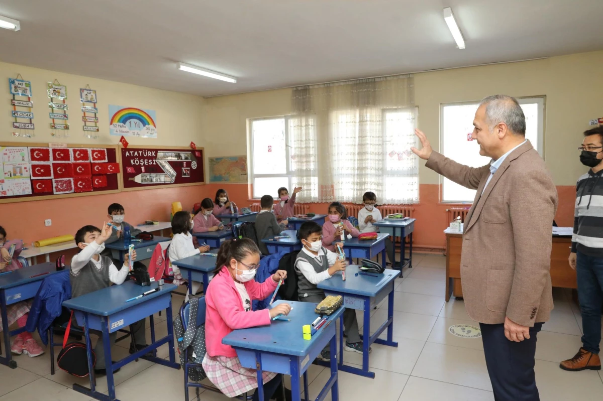 Suluova Belediye Başkanı Üçok, öğrencilere akıllı kalem seti dağıttı