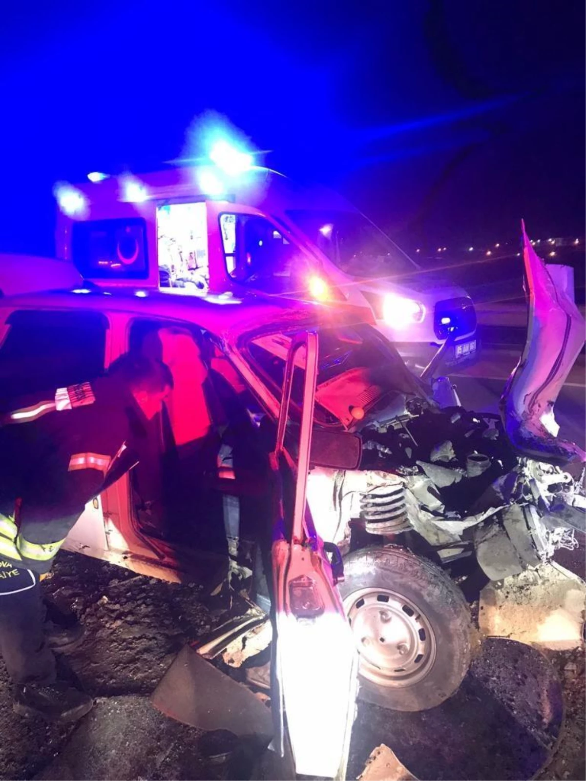Suluova\'da kamyonla çarpışan otomobildeki iki kişi yaralandı