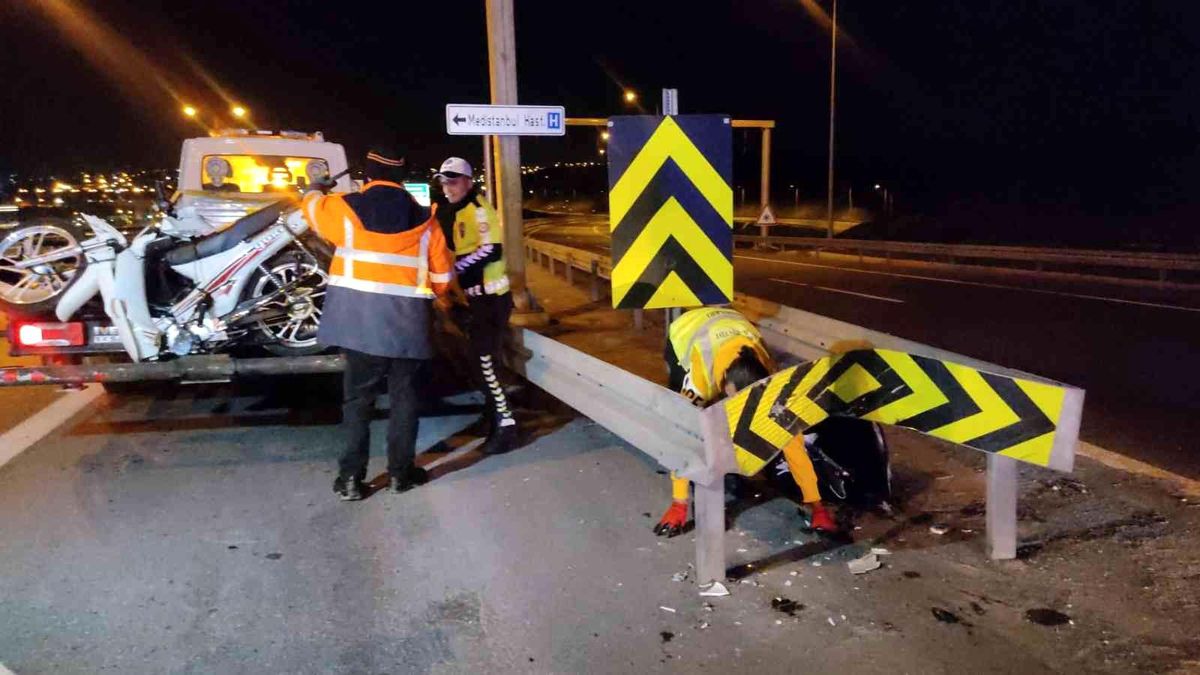 TEM\'de bariyerlere çarpan motorun sürücüsü hayatını kaybetti