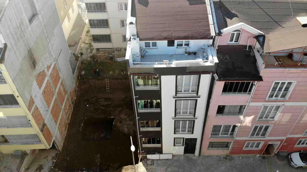 Tokat\'ta çökme riski taşıyan apartman havadan görüntülendi