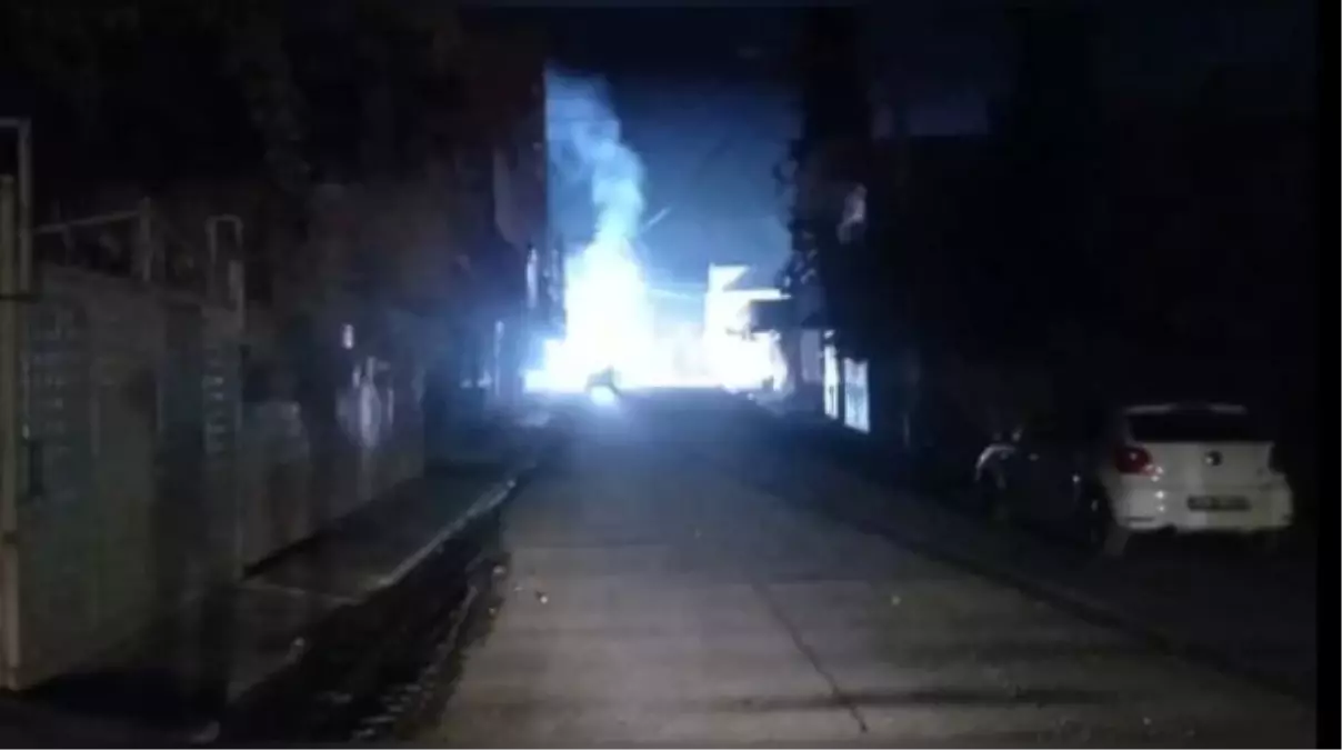 Son dakika haberi... TRAFONUN PATLAMA ANI CEP TELEFONU KAMERASINA YANSIDI