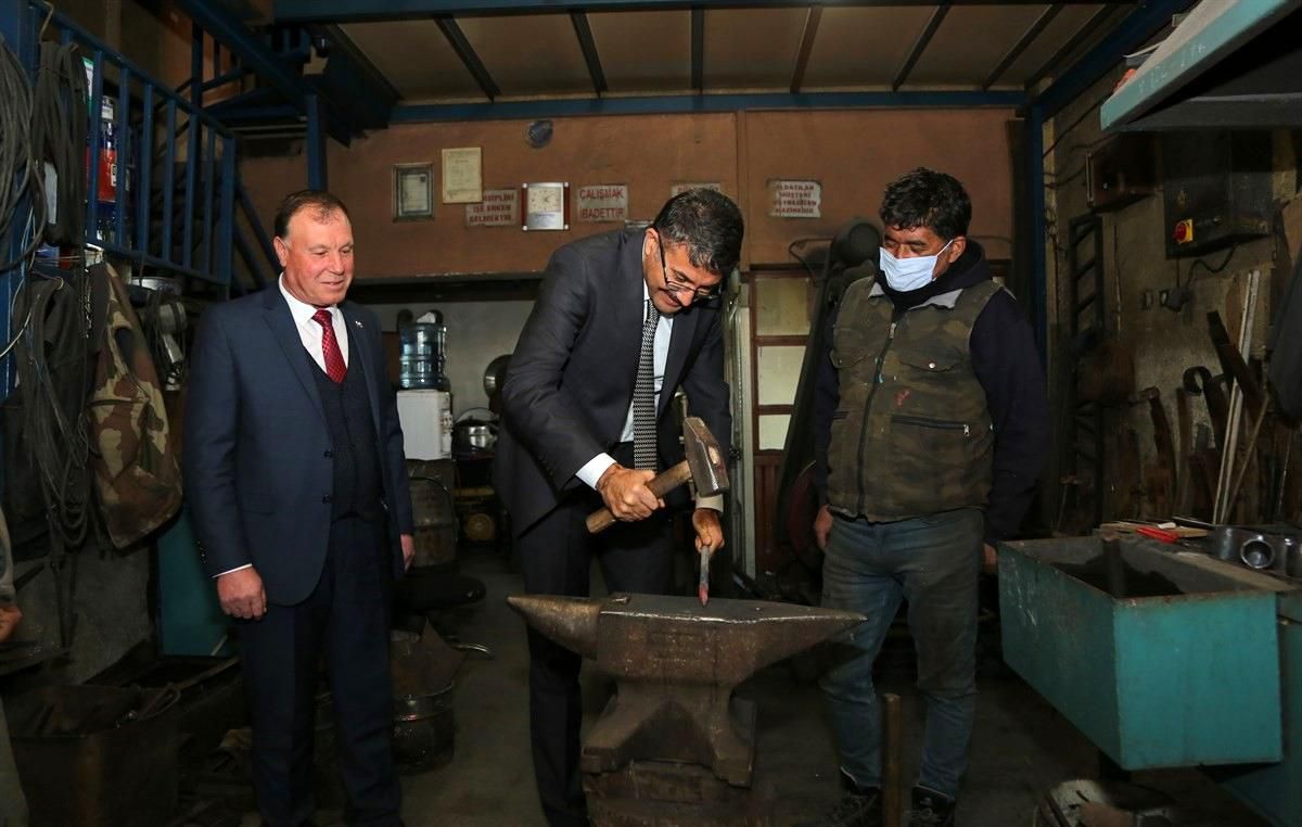 Vali Ali Çelik sanayi esnafını ziyaret etti, demire şekil verdi